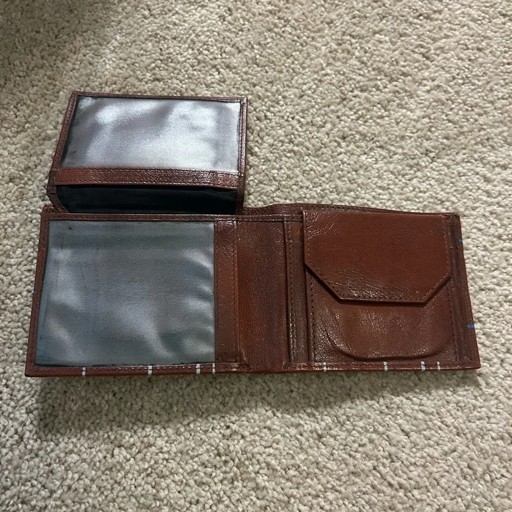 Hurly men's bifold leather wallet with a hands-up logo and nomad print inlay